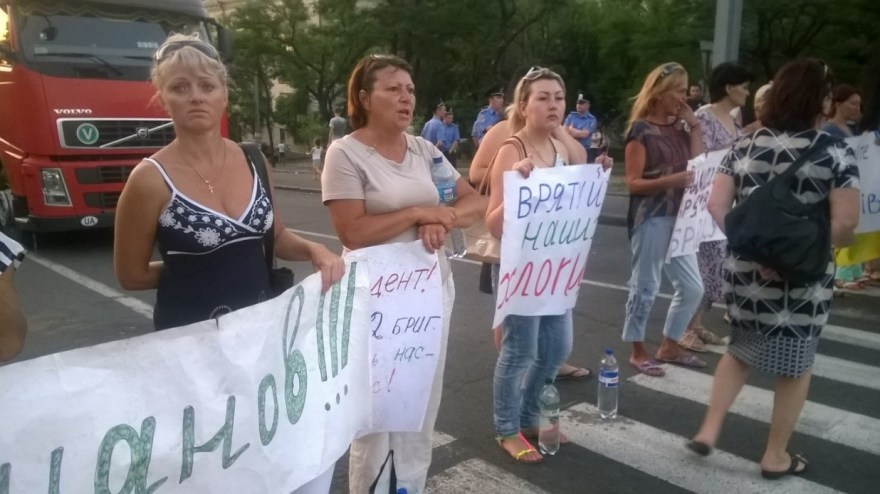 Madres y esposas cortan la carretera Odessa-Nikolayev para pedir el retorno de los soldados.
