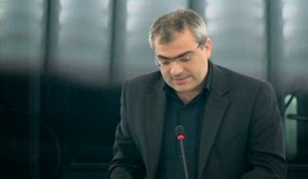 Kostas Papadakis en un discurso en defensa del Partido Comunista de Ucrania