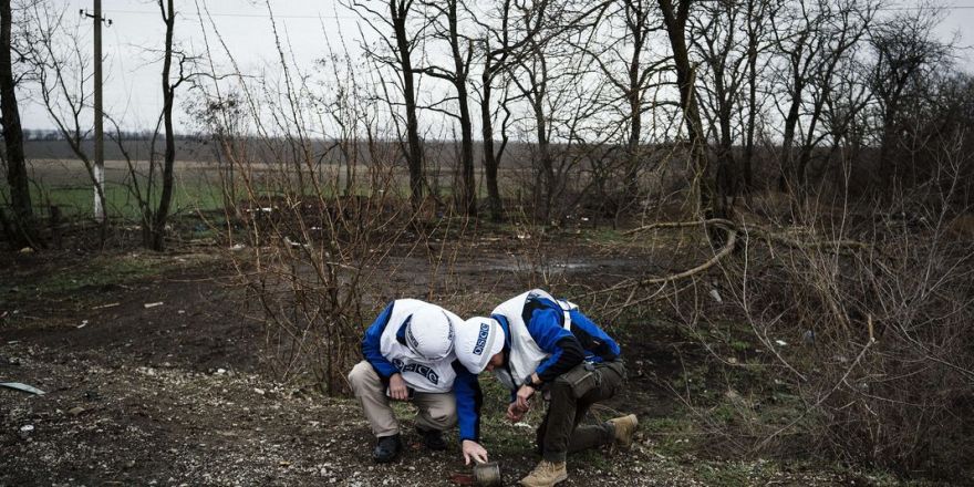 4608020_3_eae5_des-observateurs-de-l-osce-regardent-les_06140215408e22c7acfc5ba2740d1dcc