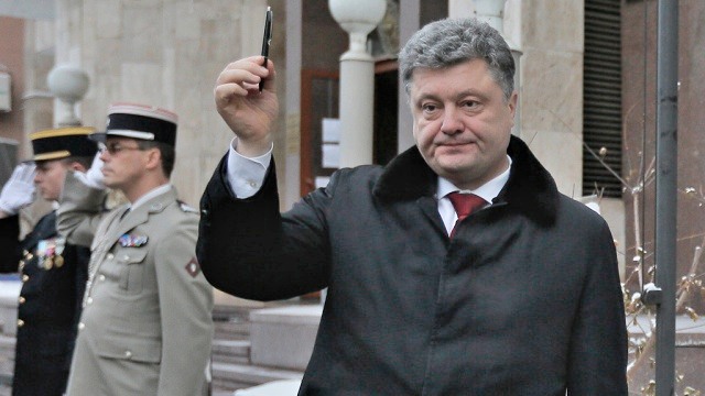 Petro Poroshenko, defendiendo la libertad de expresión en Fracia. Ahora, su Gobierno pide silencio a la oposición