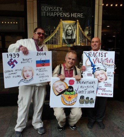 Foto de tres hombres satisfechos consigo mismos ante la Sinfónica de Pittsburgh. Septiembre de 2014.