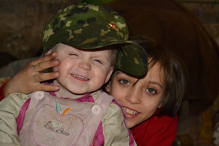 Fotografía de MIKEL ARREGI. Niños de la familia Volonov en un refugio