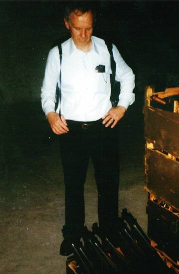 El entonces senador Gordon Humphrey en un depósito de armamentos en Pakistán durante una de sus visitas a la región con Pillsbury. PHOTO MICHAEL PILLSBURY