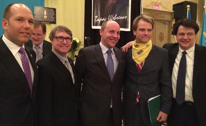 Paul Grod en un acto con Andriy Parubiy y el ministro canadiense de Ciudadanía e Inmigración, Chris Alexander,  en Toronto. 