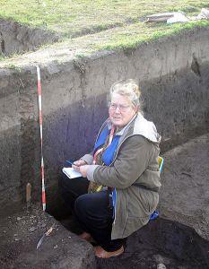 Científica examina la tierra negra, ‘chernozerm, en Nikolaev, Ucrania. (imagen: Saghnol, wikimedia commons)