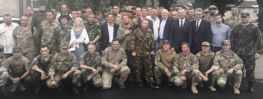 John McCain y el embajador de Estados Unidos en Ucrania junto a miembros del batallón Dnper-1