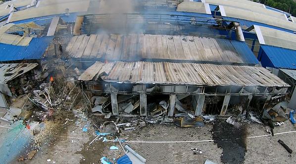 Ataque de artillería del ejército ucraniano contra el mercado Sokol, distrito Tekstishki de Donetsk (RPD). 3 de junio de 2015. (Fotografía de Graham Philipos)