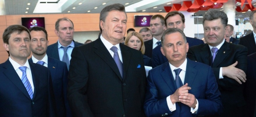 Yanukovich y otros representantes ucranianos, Poroshenko entre ellos, inauguran la nueva terminal del aeropuerto de Donetsk, ahora destruido.