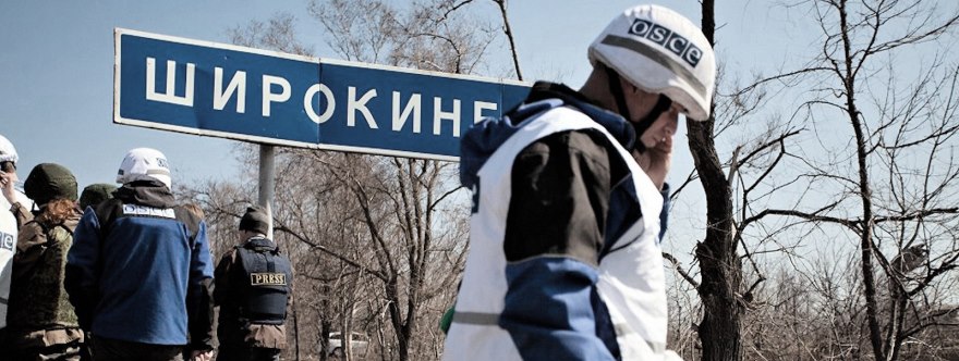 Observadores de la OSCE inspeccionan el terreno tras la retirada de las milicias en julio de 2015. 