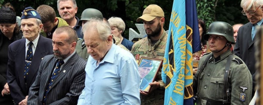 Yuriy Shukhevych, Detrás de él, portando la bandera, un militante con el uniforme de la Galizien Division de las SS, formada por ucranianos; a su izquierda portando un retrato de Kutsik, un miembro del Batallón Sich.