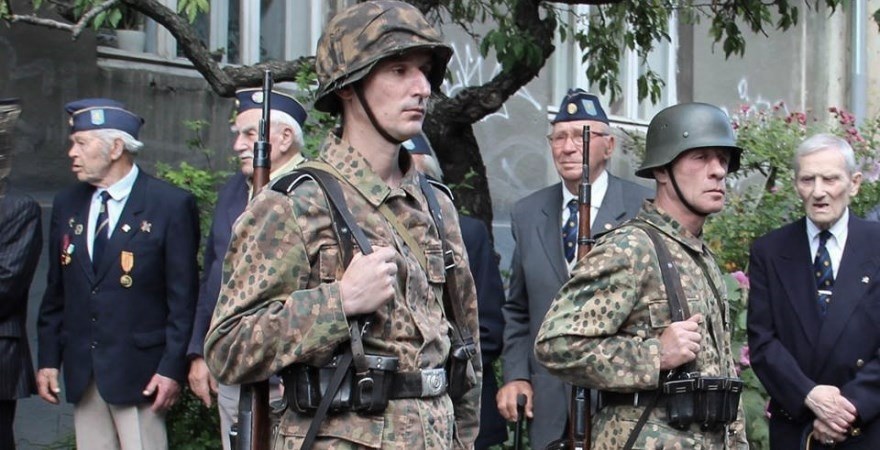 Veteranos de la UPA en formación al paso de la guardia de honor durante el entierro de Evgeni Kutsik, ataviada con uniformes nazis