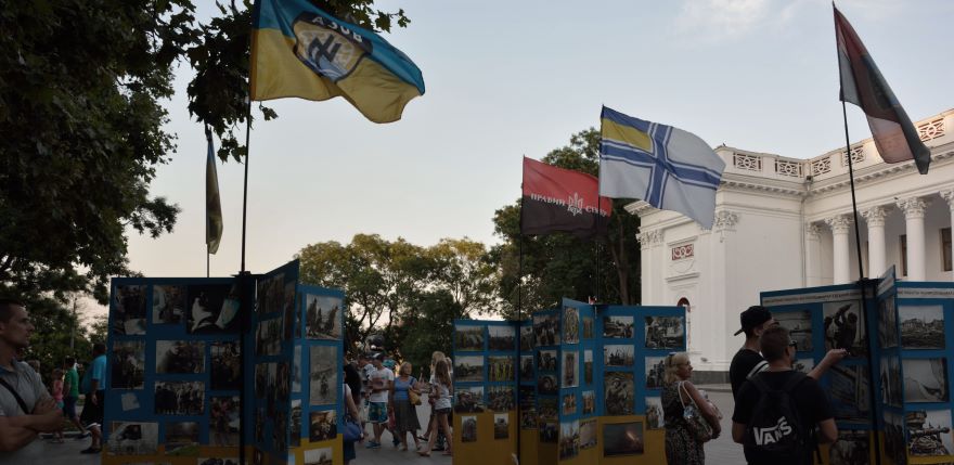 Contrastes en Odessa: grupos nacionalistas exponen su trofeos de guerra junto al consejo municipal, donde los diputados temen las consecuencias electorales de declarar enemigo a Rusia