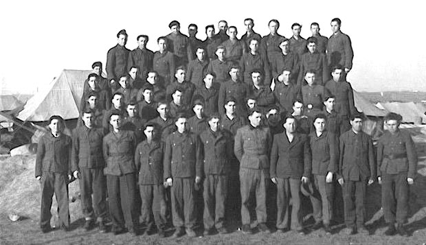 Prisioneros ucranianos de la Galizien Division alemana. Detrás, el campo británico de prisioneros de guerra de Rimini