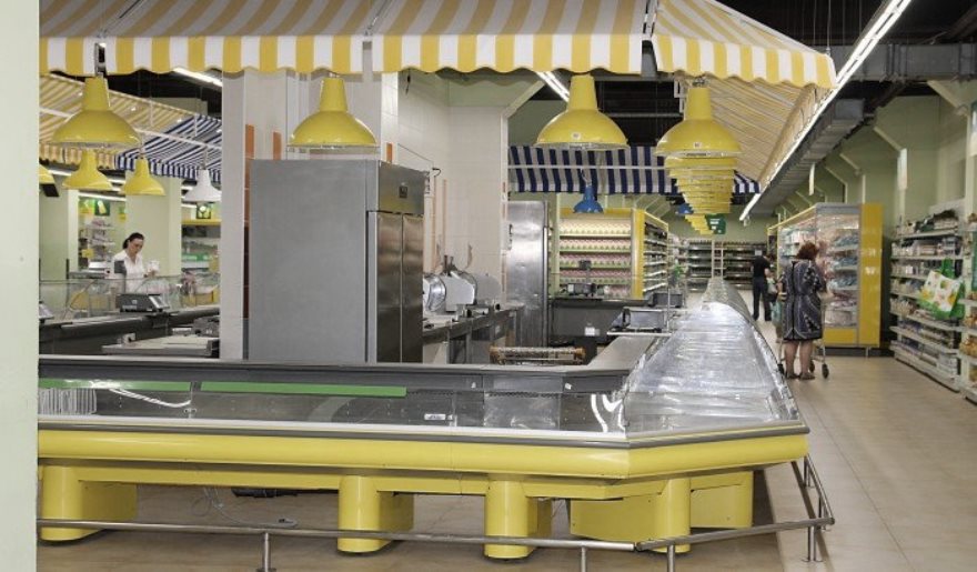 Un sueño para los vegetarianos: Un mostrador de carne vacío en un supermercado Donetsk