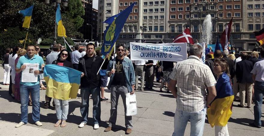 Miembros de Svoboda en el acto de Madrid. De espaldas al acto convocado por la UWC. ¿Simbolismo o azar?
