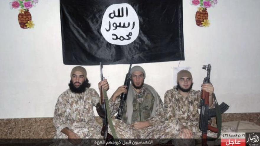 Fotos difundidas por el ISIS del grupo de Alangmasien (unidades de fuerzas especiales suicidas) que atacó en Ramadi