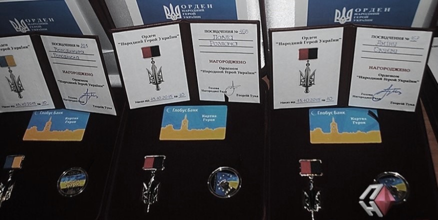 A la derecha, la medalla entregada a Amina Okueva como miembro de la Orden de los Nuevos Héroes de Ucrania. Tiene los colores rojo y negro de sus antecesores de la UPA.