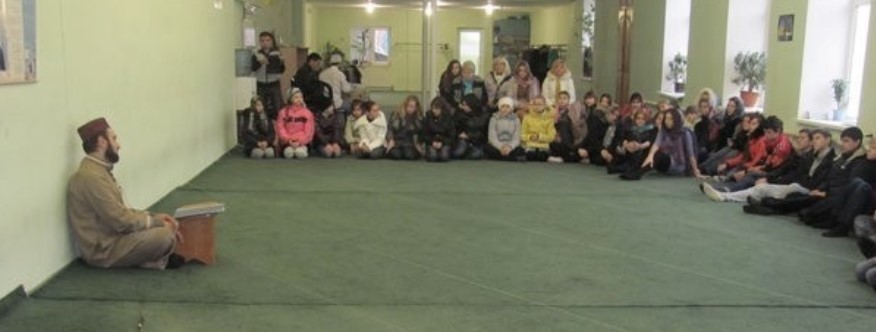 Acto de difusión de la cultura musulmana por Damurali Madadov en Al Barakat. Según él, educan a las generaciones jóvenes en el espíritu del patriotismo