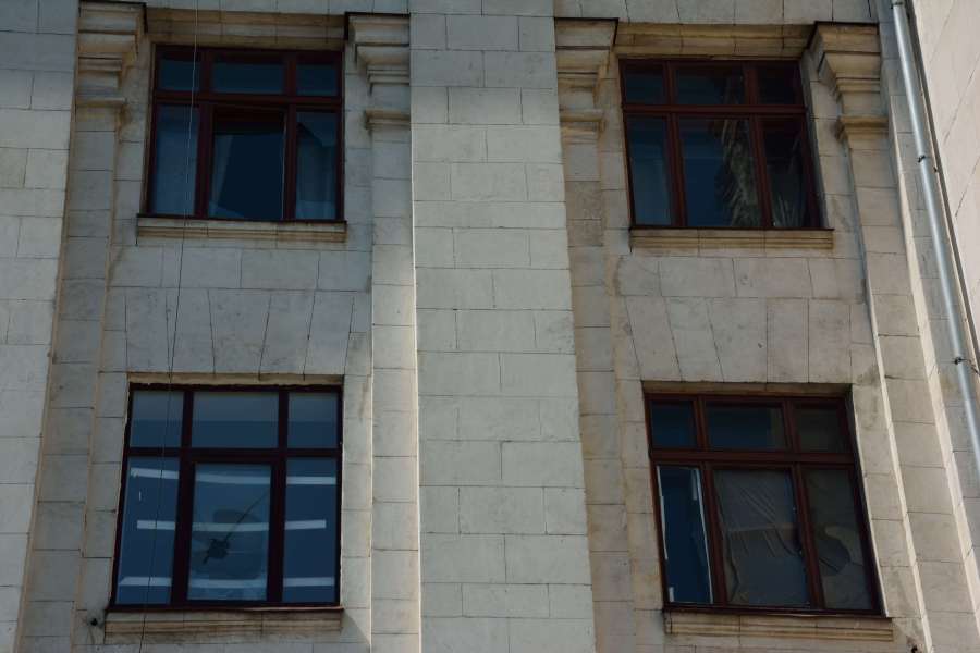 Ventanas de la casa de los sindicatos de Odessa, donde aún son visibles los daños sufridos hace ahora un año y medio
