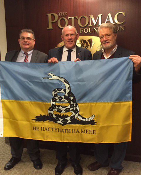 Mykola Hryckowian Jr. junto al Secretario del Congreso Ucraniano Mundial, el australiano Stefan Romaniw, y Philip Karber. “No me pises”