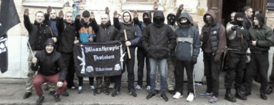 Miembros de la Misantrophic Division realizando el saludo nazi y fascista.