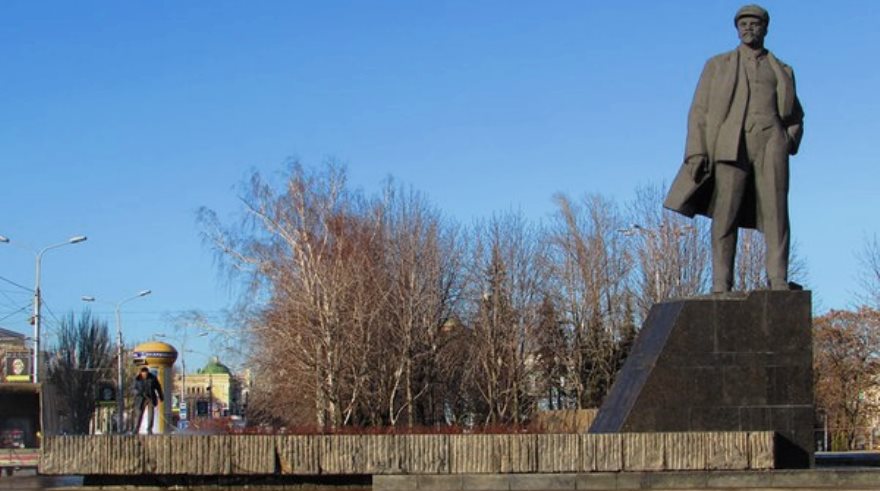 Monumento a Lenin en el centro de Donetsk, reparado apenas días después de que saboteadores trataran de hacerlo explotar. 
