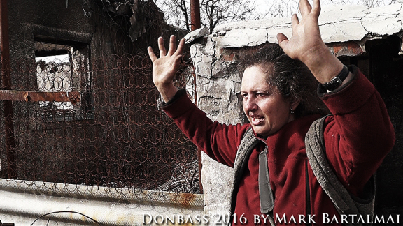 Sacando fotografías. Las granadas de anoche…