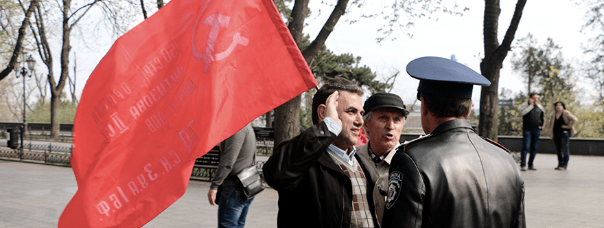 Policía de Odessa exige a los miembros del partido comunista que retiren las banderas soviéticas. Abrill de 2015.