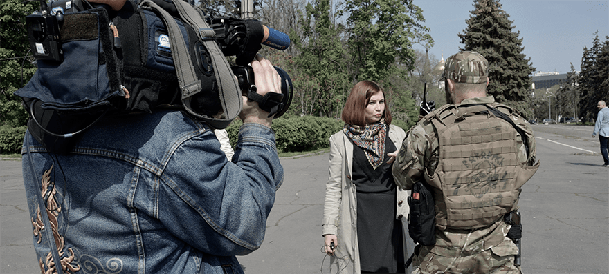 Miembro del batallón Azov entrevistado por la prensa ucraniana tras el defile