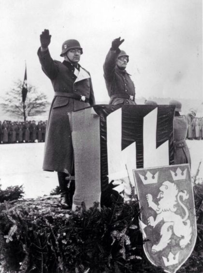 El comandante de la 14ª División de Granaderos SS "Galicia" Oberführer SS Fritz Freitag y Eugene Pobihushchy en el invierno de 1943