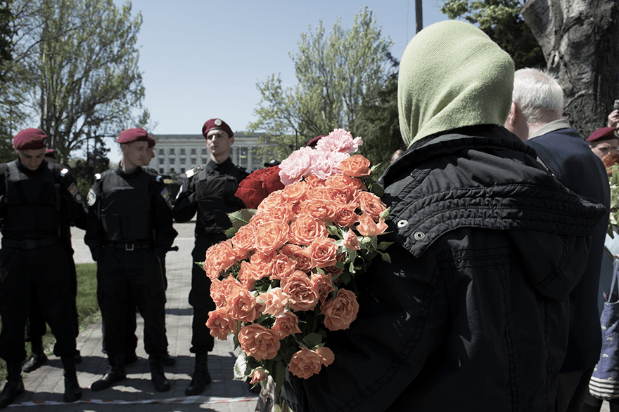 Durante horas, los asistentes no perdieron la esperanza de poder pasar hasta el lugar en el que estaba previsto el acto
