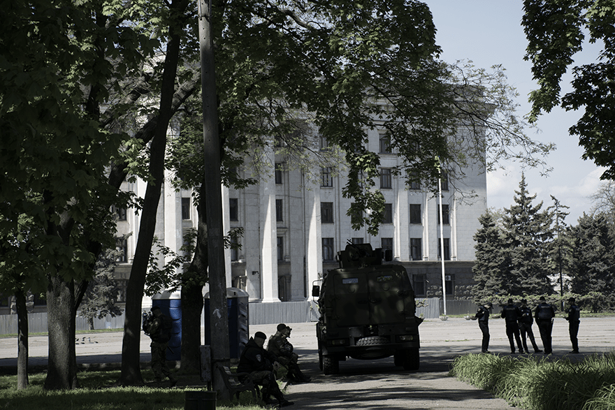 Tropas ucranianas con la Casa de los Sindicatos al fondo. En esos momentos, supuestamente había un aviso de bomba en ese mismo lugar