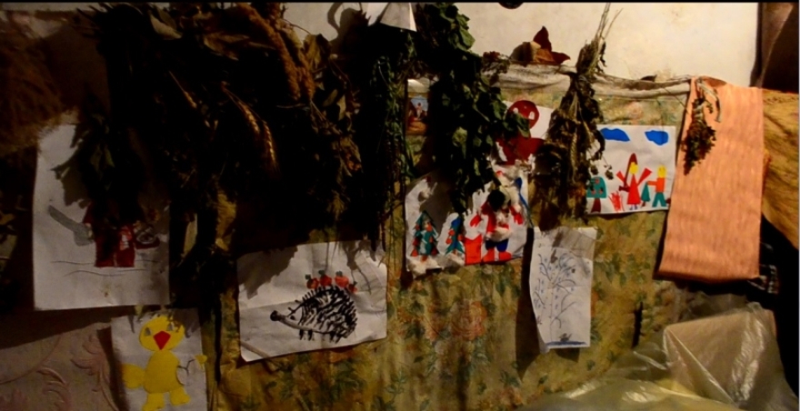 Dibujos y notas en la pared