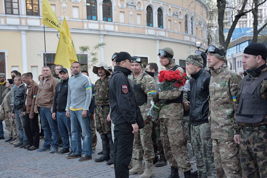 Sternenko pasa revista a sus tropas antes del acto homenaje a Igor Ivanov