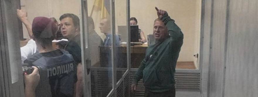 Batya, comandante del batallón Aidar, en la celda. En la parte exterior, Semen Semenchenko, de negro, y otros manifestantes