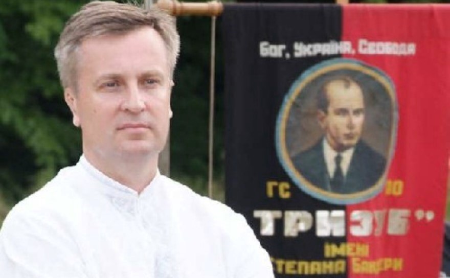 Nalyvaichenko en el acto frente al estandarte de Trizub con la imagen de Stepan Bandera y el lema "dios, Ucrania, libertad"