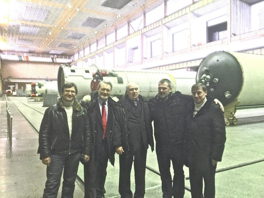 Visita para promocionar la militarización de la industria civil