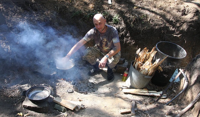 Una y otra vez, sopa y pasta: La comida de los combatientes se cocina a fuego abierto.