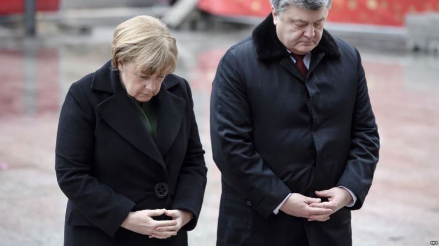 Poroshenko y Merkel rinden homenaje a las víctimas del último atentado en Berlín. 