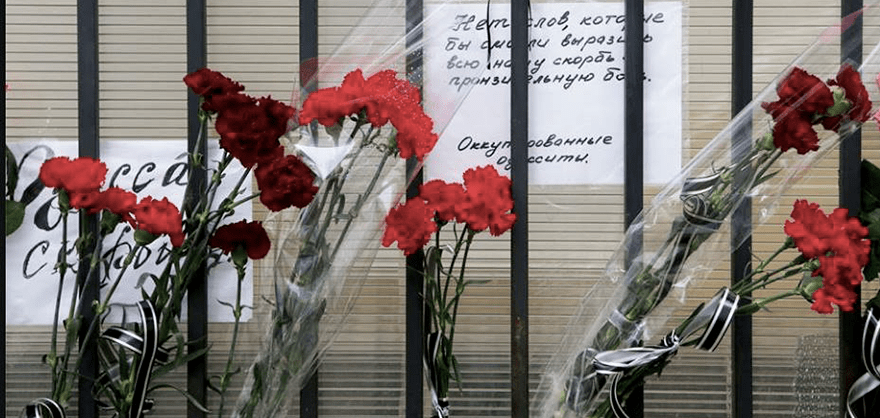 Flores en memoria de los muertos en el Tu-154 en el Consulado General de Rusia en Odessa