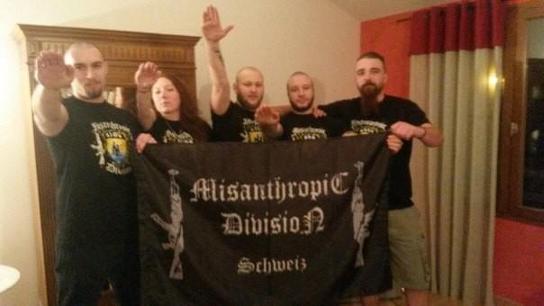 Foto de algunas ultras suizos. En medio parece situarse Famine. Esta foto fue recogida, aunque con la imagen de sus participantes borradas, en un artículo sobre la sección suiza de la Misanthropic Division.