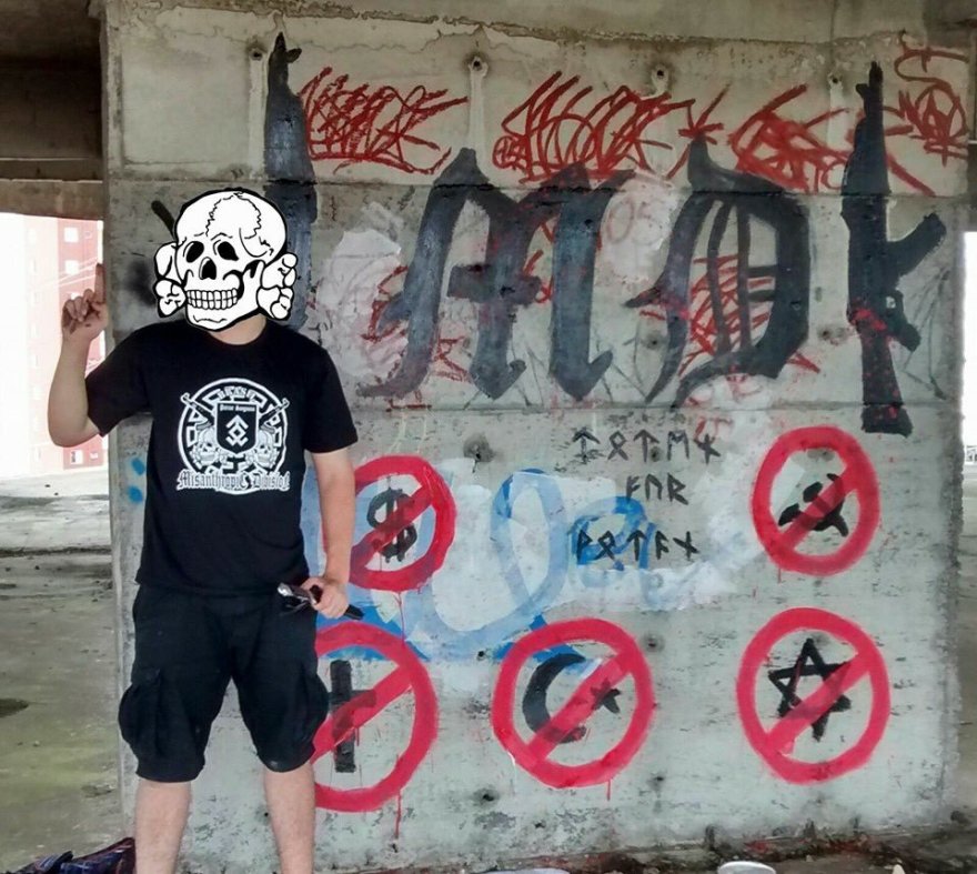 Militante con el emblema de la sección brasileña de la MD. En el muro, sintetizados sus enemigos: cristianos, musulmanes, judíos, capitalistas y comunistas.