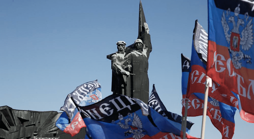 motyl_whenukrainelostdonetsk_statueflag